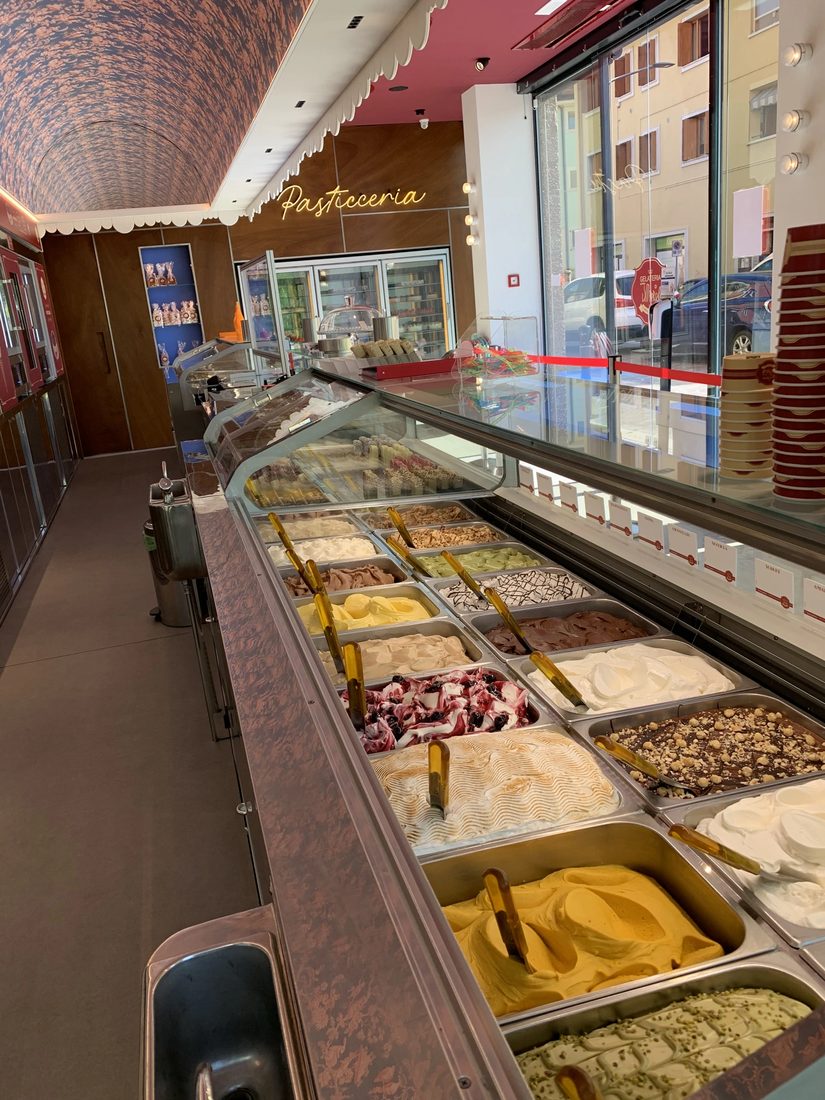 L'interno della Gelateria Imperiale con i tavolini