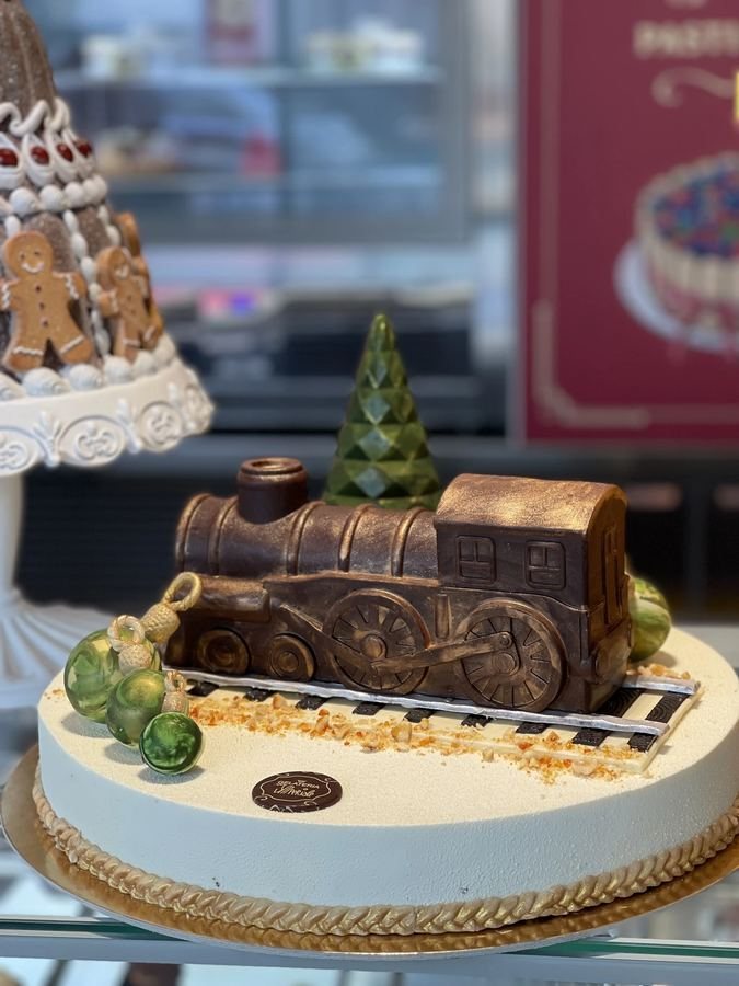 Torta gelato decorata con treno di cioccolato